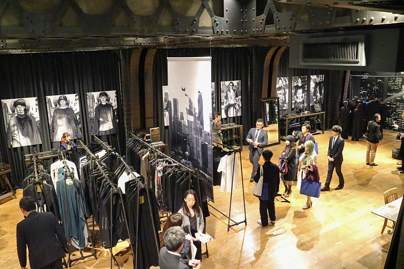 レスリー・キー写真展「Singapura」の会場となったヨウジヤマモト 青山本店。写真展は店舗の地下フロアをメインに使って行なわれている