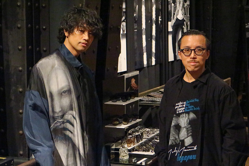 俳優・映画監督の斎藤工さん（左）と写真家のレスリー・キーさん（右）