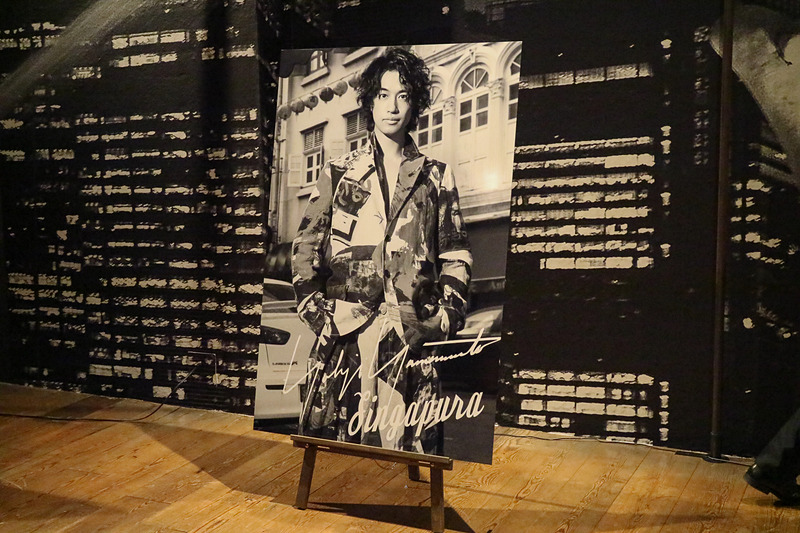 レスリー・キーさんが撮影した写真パネルに斎藤工さんがサイン