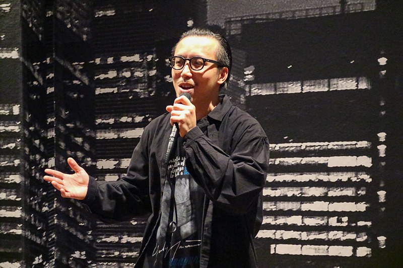 写真展開催にあたりあいさつするレスリー・キーさん