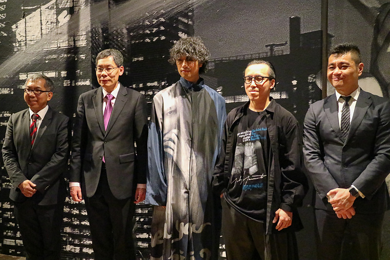 左からシンガポール政府観光局 副長官 チャン・チー・ペイ氏、シンガポール共和国 大使 ルイ・タック・ユー閣下、シンガポール観光大使で俳優・映画監督の斎藤工さん、写真家のレスリー・キーさん、シンガポール政府観光局 北アジア局長 マーカス・タン氏