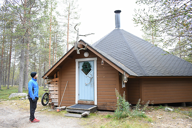 薄暗いコタの中は火が焚かれていてとってもよい雰囲気