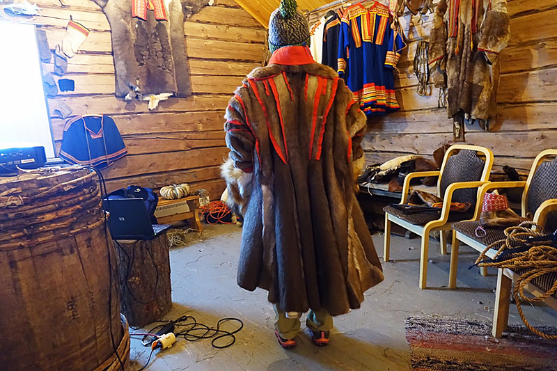 途中で立ち寄った民族資料館（？）でトナカイの毛皮で作ったサーミ人の衣装試着中
