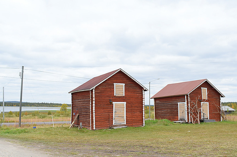 くすんだ赤色の建物は、ザ・ラップランドという景観