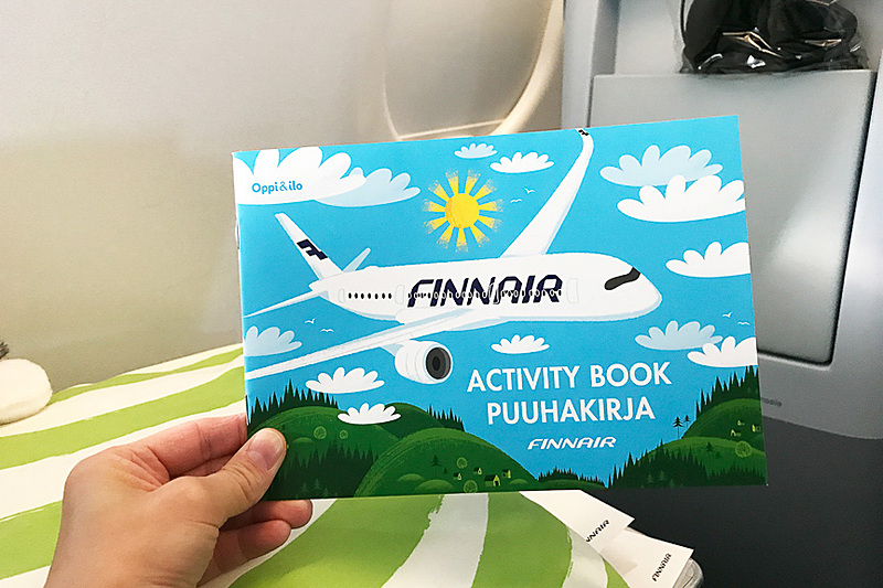 「お連れさまにどうぞ」とCA（客室乗務員）さんからアクティビティブック（キッズ用）を頂きました。っていうかお連れさまってハスキー犬のことですの!?