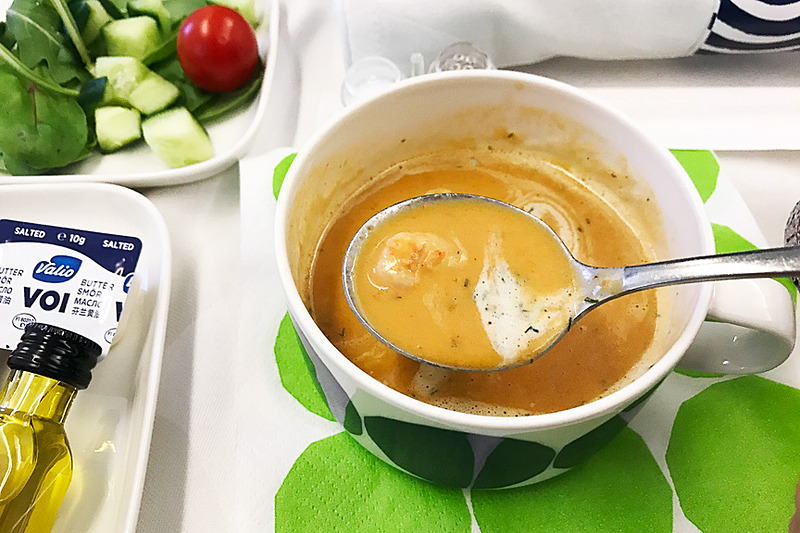 前菜は「エビとサワークリーム入りクミン味のザリガニのスープ」