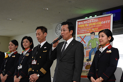 琉球エアーコミューターのボンバルディア Q300型機が慶良間 久米島上空を巡る退役記念チャーター アーク塗装との別れを惜しむ トラベル Watch