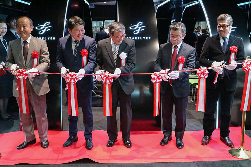 オープンを記念したテープカット。左から株式会社東京交通会館 代表取締役社長 八木橋孝男氏、北九州市 東京事務所 所長 池永紳也氏、株式会社スターフライヤー 代表取締役 社長執行役員 松石禎己氏、西日本新聞東京支社 執行役員 東京支社長 友安潔氏、BESO株式会社 デザイナー 伊藤大翼氏