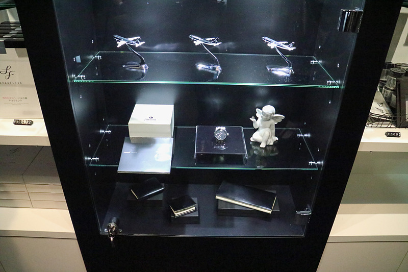 機内販売のスターフライヤーグッズを購入できる（一部展示のみの非売品あり）