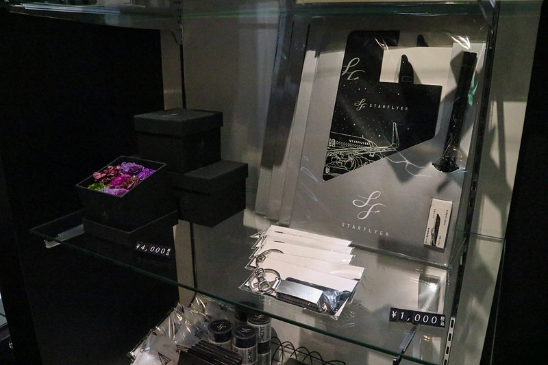 機内販売のスターフライヤーグッズを購入できる（一部展示のみの非売品あり）