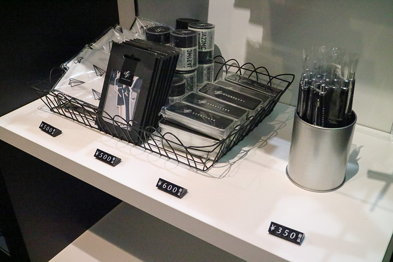 機内販売のスターフライヤーグッズを購入できる（一部展示のみの非売品あり）
