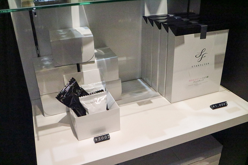 機内販売のスターフライヤーグッズを購入できる（一部展示のみの非売品あり）