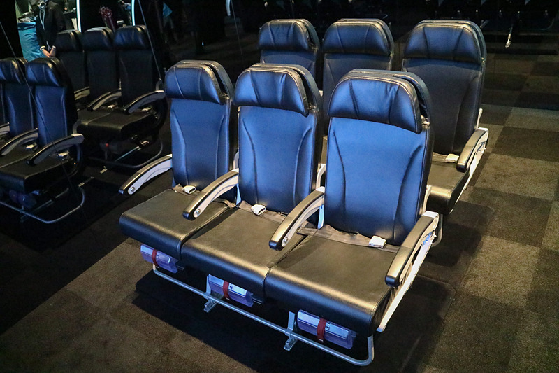 機内で使用しているシートと同じものが展示されていて、座ることができる