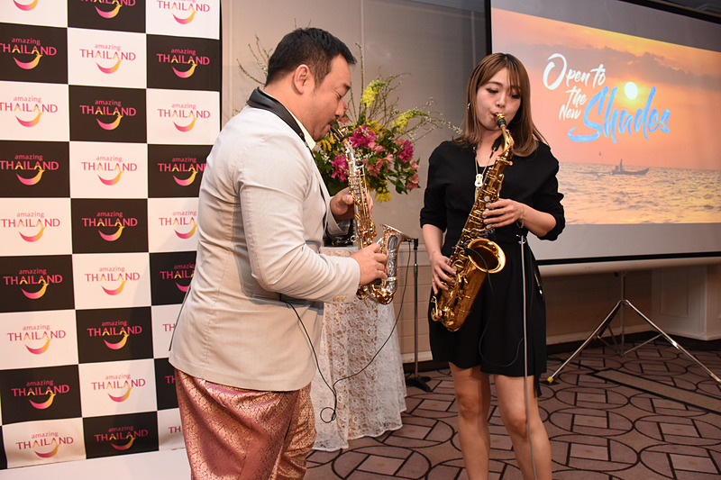 テーマソングをサックスで披露した