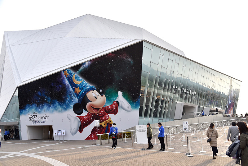 スペシャルなラッピングでデコレーションされた舞浜アンフィシアター（C）Disney