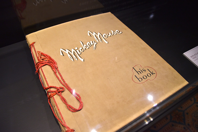 スクラップブック「ミッキーマウス」の実物がカラーで目の前に現われる（C）Disney