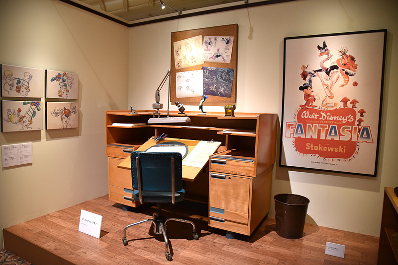 机をよく見るとマケットなどが置かれているのが分かる（C）Disney