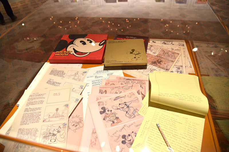 「リサーチ・ルーム」での実際のリサーチの様子を再現（C）Disney