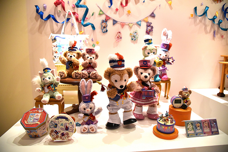 マーチングバンドに扮したダッフィーたちが愛らしい「Happy Marching Fun」の新アイテム（C）Disney