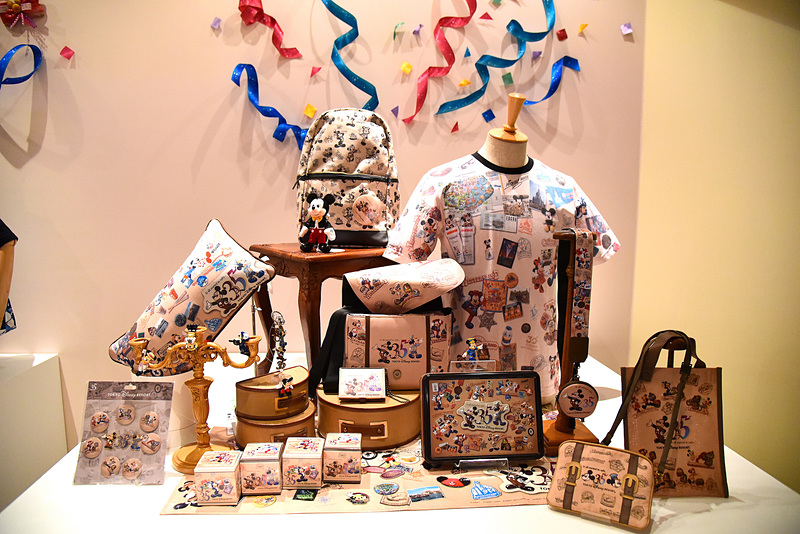 35年間の間に登場したアトラクションやアイテムなどをモチーフにしたスペシャルグッズ（C）Disney