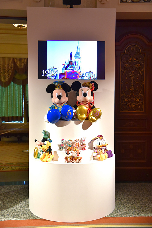 パークの35年を振り返る映像が放映され、35周年モチーフのぬいぐるみも展示（C）Disney