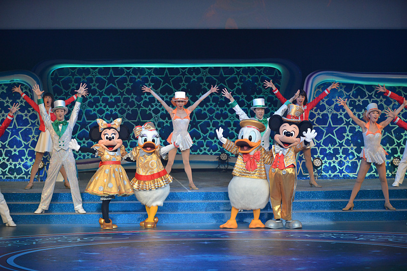 この日だけの特別なショープログラムでは、周年イベント時のコスチュームを再びまとったミッキーマウスたちがダンスを繰り広げた（提供：オリエンタルランド）（C）Disney