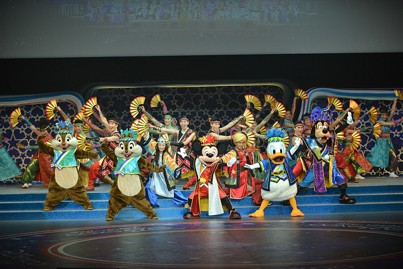 シーズナルイベントの“夏”では「爽涼鼓舞」や「ボンファイヤーダンス」で一気に冬から夏へ！（提供：オリエンタルランド）（C）Disney