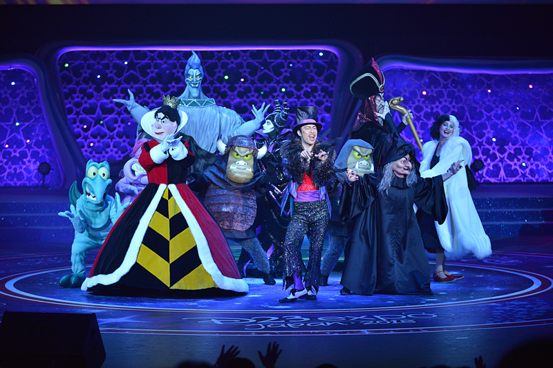 シーズナルイベントの“秋”では、「ディズニー・ハロウィーン」にちなみ、ミスターVとともにディズニーヴィランズたちが大集合（提供：オリエンタルランド）（C）Disney