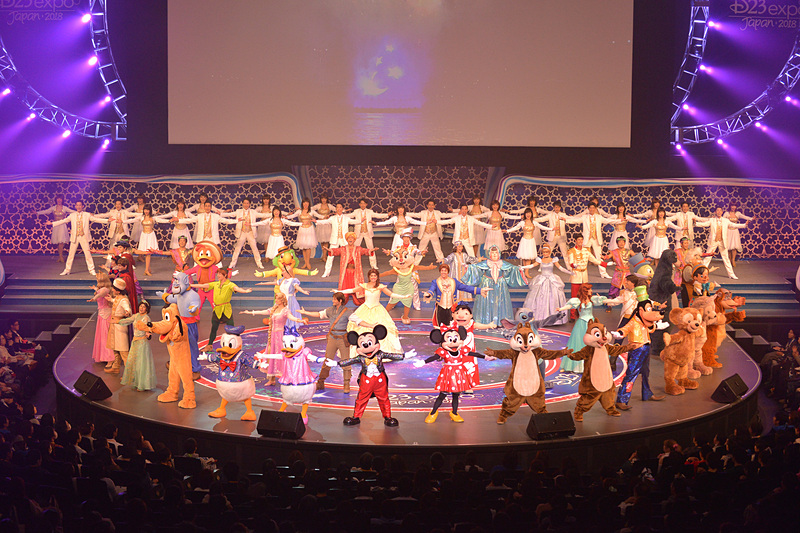 フィナーレでは、ディズニーキャラクターたちがステージに大集結。35周年の幕開けをお祝い。ラストには新テーマソングが流れるなか、新コスチューム姿のミッキーマウスたちが再び登場した（提供：オリエンタルランド）（C）Disney