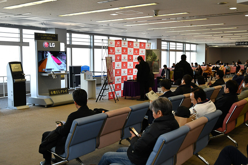 JL308便の搭乗案内を待つ利用者に向けてイベントが実施された