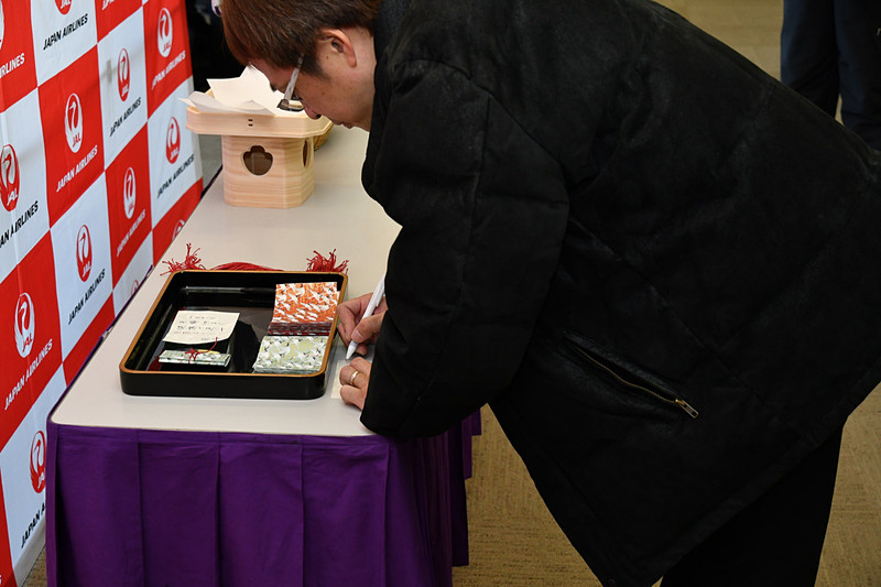 ブース前には願い札を記入する搭乗客でにぎわった