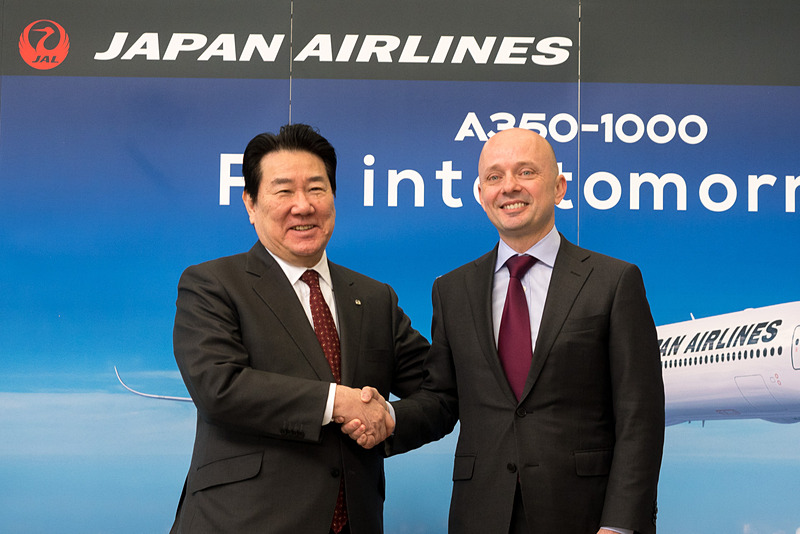 握手を交わすJAL 代表取締役社長 植木義晴氏（左）と、エアバス・ジャパン 代表取締役社長 ステファン・ジヌー氏