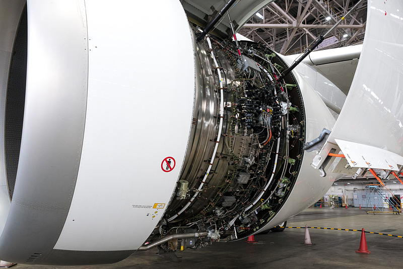 ロールスロイスのTrent XWB。ポートサイドの第1エンジンはカウルを開けた状態で公開された