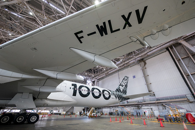 主翼の下側に登録記号がマーキングされている