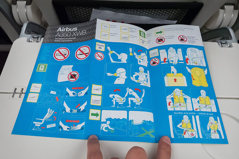 機内エンタテイメントシステムの説明書や、安全のしおり