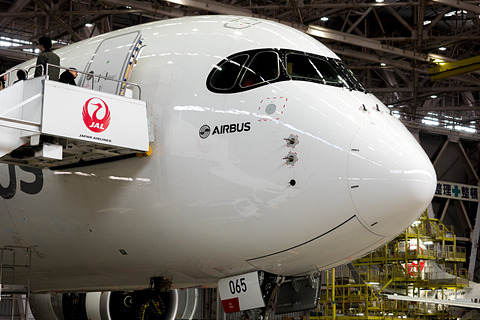 エアバス、A350-1000型機の飛行試験機を日本初披露。JALはボーイング