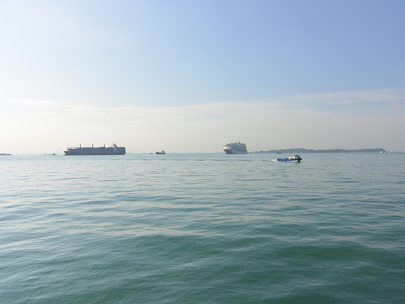 徐々に近付きだんだん大きくなるゲンティン ドリームの姿。この「少しずつ」の感覚が入港シーンのだいご味だ