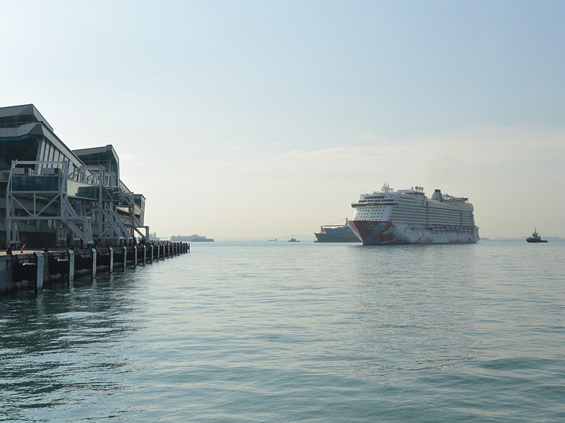 徐々に近付きだんだん大きくなるゲンティン ドリームの姿。この「少しずつ」の感覚が入港シーンのだいご味だ