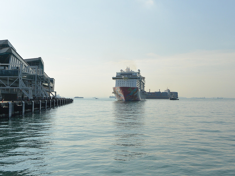 左舷後方に曳航索でつながったタグボードが控えているが、ゲンティン ドリームは船首と船尾の両舷にスラスターを備えているので、自力で接岸可能だ