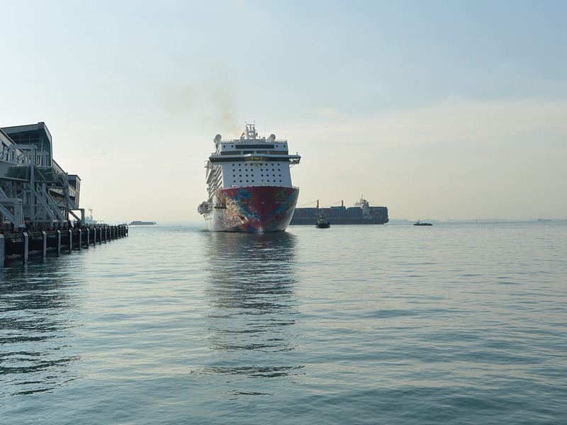 左舷後方に曳航索でつながったタグボードが控えているが、ゲンティン ドリームは船首と船尾の両舷にスラスターを備えているので、自力で接岸可能だ