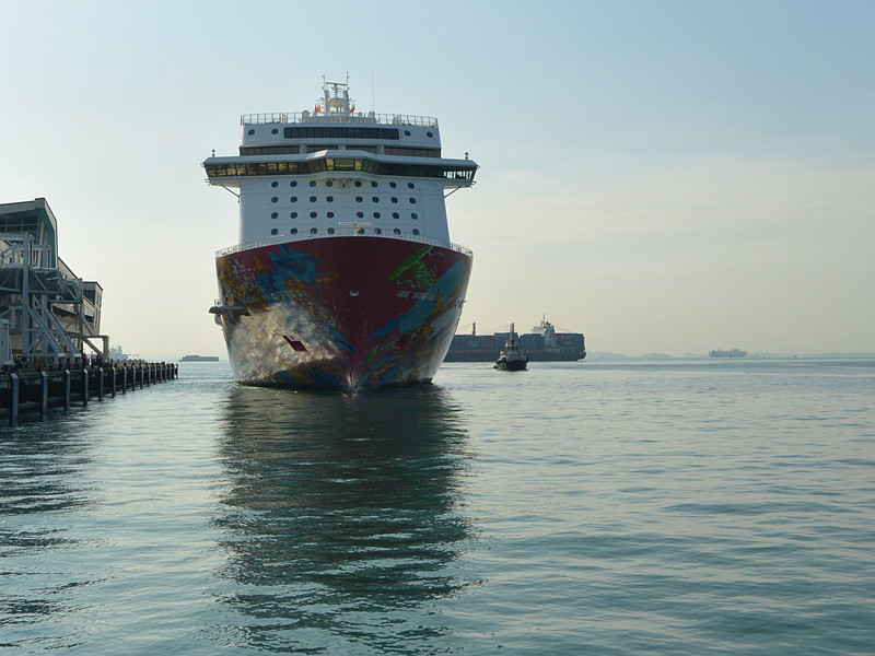 左舷後方に曳航索でつながったタグボードが控えているが、ゲンティン ドリームは船首と船尾の両舷にスラスターを備えているので、自力で接岸可能だ