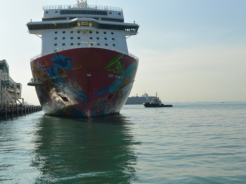 左舷後方に曳航索でつながったタグボードが控えているが、ゲンティン ドリームは船首と船尾の両舷にスラスターを備えているので、自力で接岸可能だ