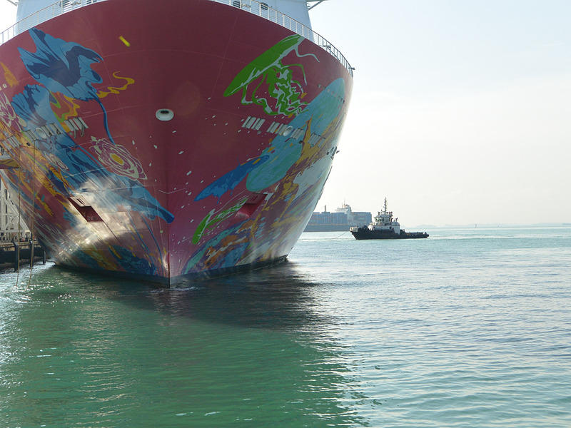 左舷後方に曳航索でつながったタグボードが控えているが、ゲンティン ドリームは船首と船尾の両舷にスラスターを備えているので、自力で接岸可能だ