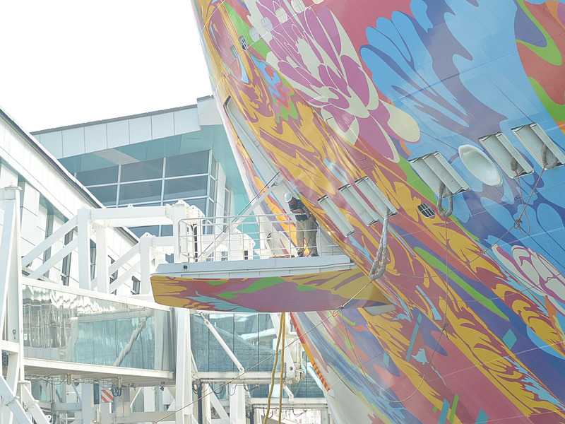 船体前方の中段にある錨甲板から係船索を岸壁の作業員が引き出して岸壁のボラートにかけると接岸作業が完了する。