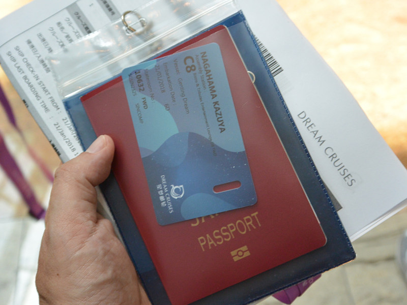 マシンから印字したクルーズカードが出てくる。このカードで船室の施錠解錠からレストランの利用履歴、船内の支払いまで可能だ