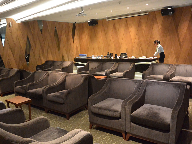 マリーナベイクルーズセンターのVIPルームをパレス船客専用の待合ラウンジとして利用している