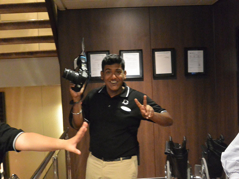 記念撮影をするカメラマンに迎えられる