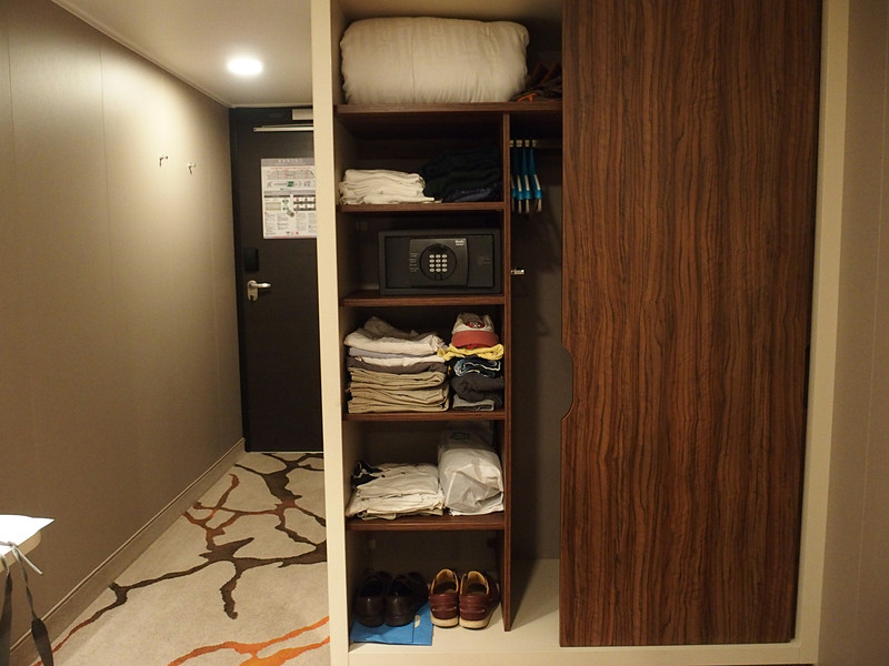 船室についたら、持ち込んだ服をクローゼットに全部収納し