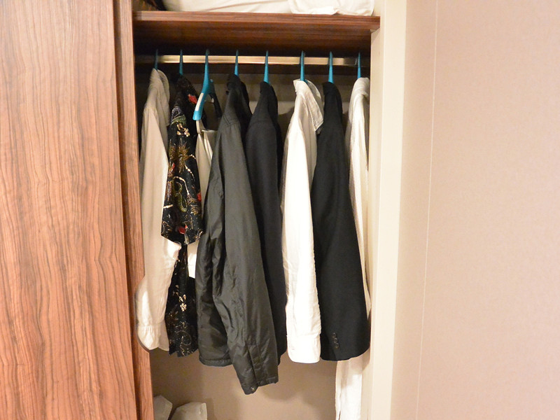 船室についたら、持ち込んだ服をクローゼットに全部収納し
