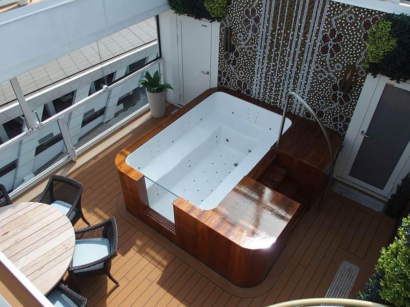 中庭式のテラスにはジャクジーを備える